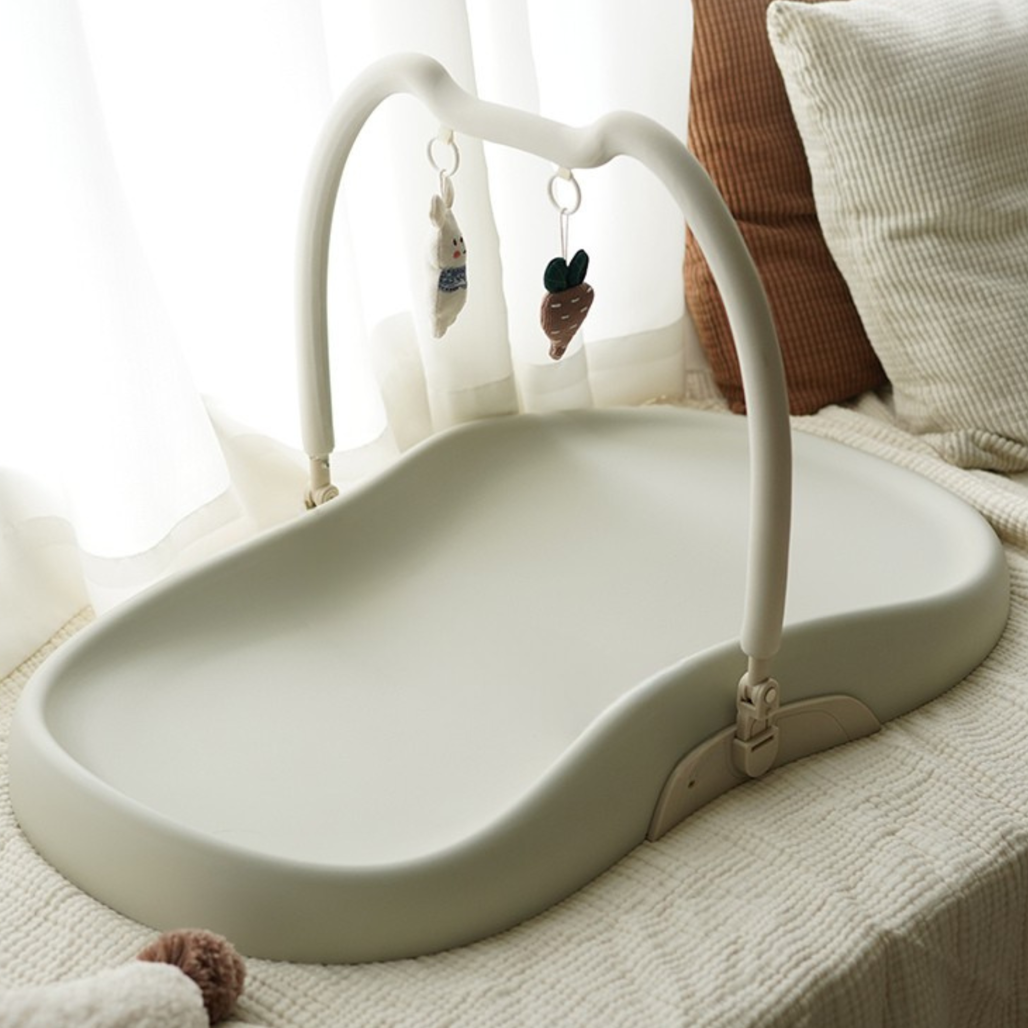 Skötbädd med sele och avtagbar leksaksbåge, Beige