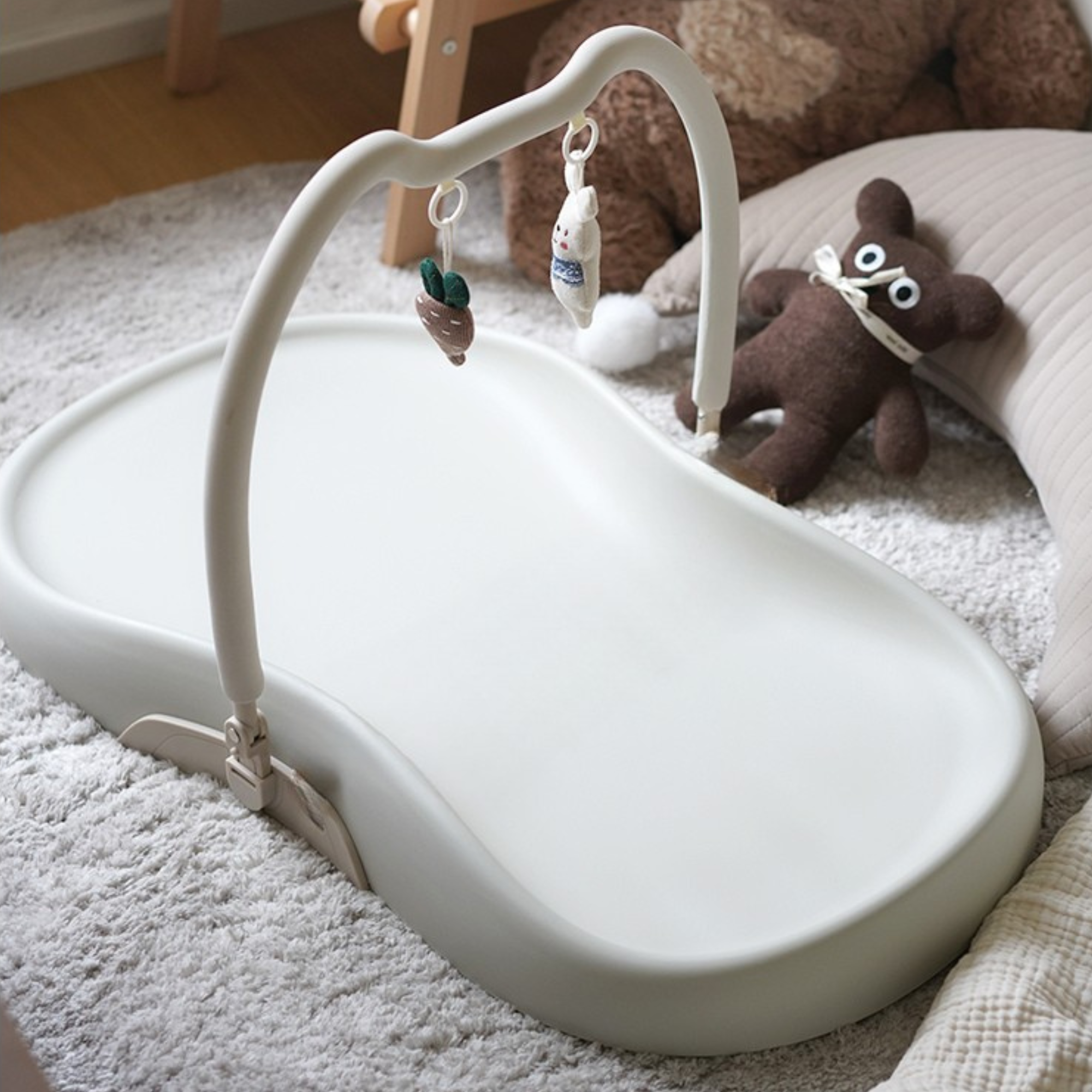 Skötbädd med sele och avtagbar leksaksbåge, Beige