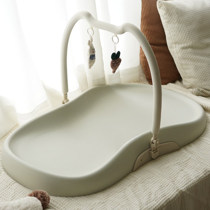 Skötbädd med sele och avtagbar leksaksbåge, Beige