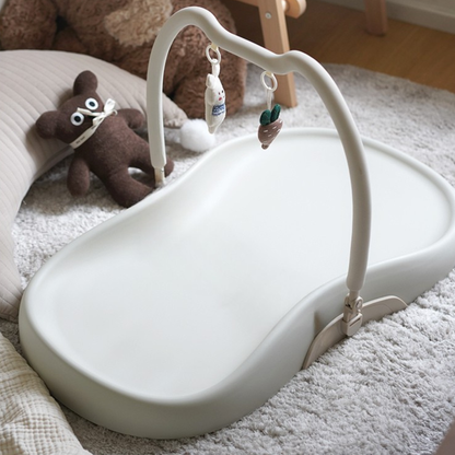 Skötbädd med sele och avtagbar leksaksbåge, Beige